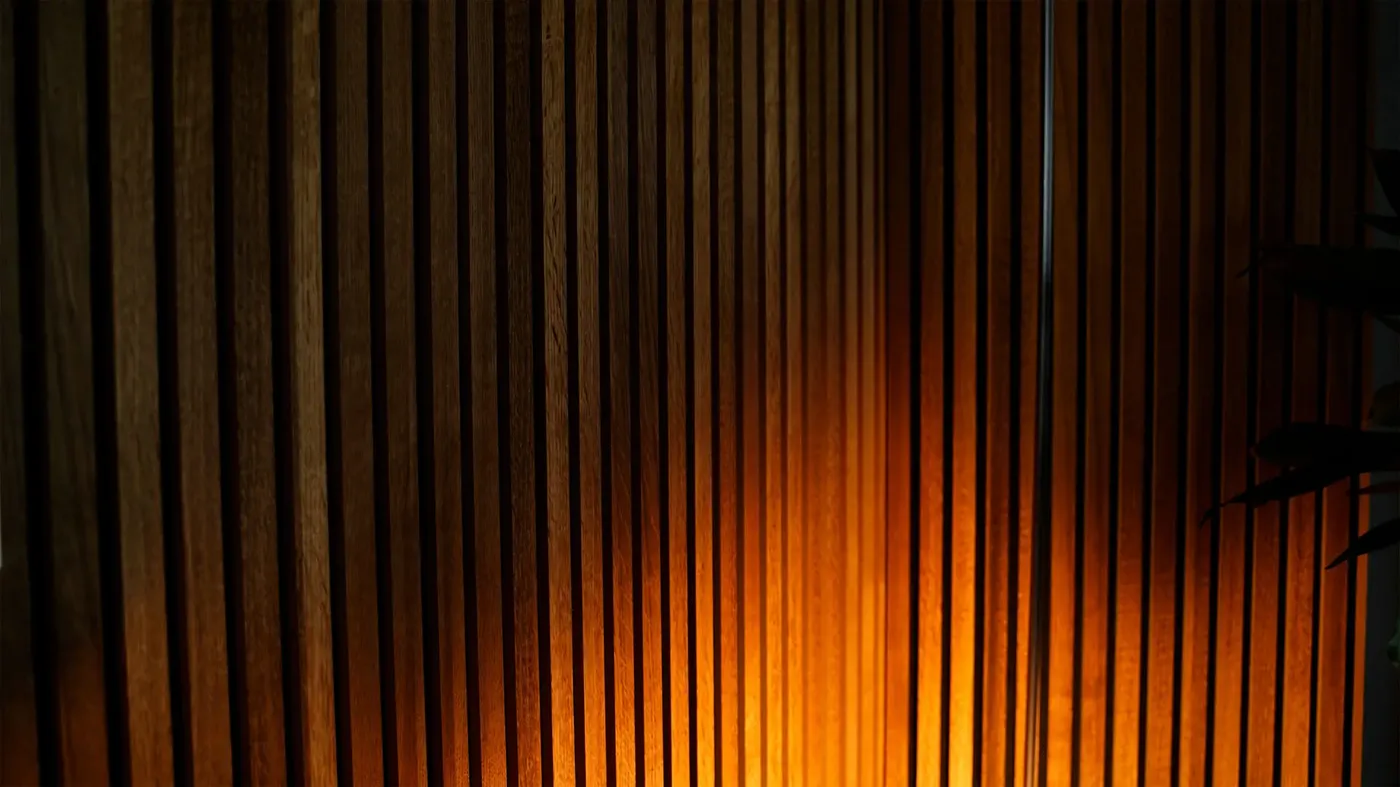 Ambiance boisée et lumière chaude du cabinet